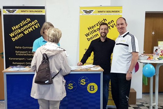 Auf dem Sommerfest am Böckerhof wurden auch Bewegungsangebote vorgestellt. Christopher Winter (li.) vom Solinger Sportbund und Andreas Lukosch vom WMTV informierten die Besucher. (Foto: © Sanitätshaus Köppchen)