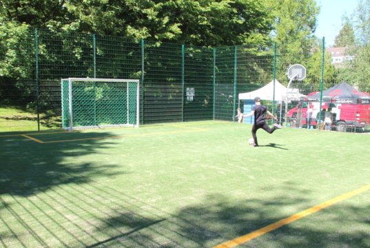 Der komplett sanierte Bolzplatz an der Allgäustraße lädt zum Kicken ein. Es darf jetzt sogar auf Kunstrasen gespielt werden. (Foto: © Bastian Glumm)