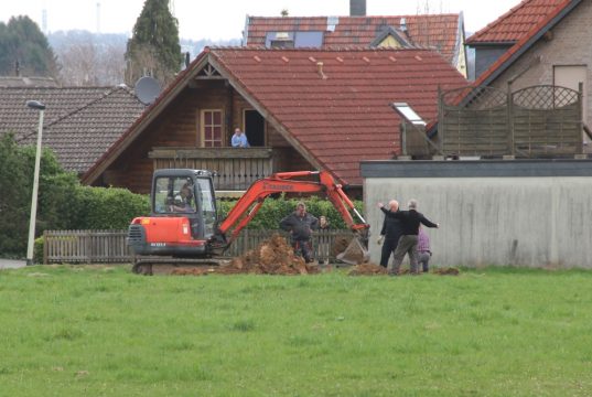 Auf einer Wiese an der Straße Dorperhof entdeckte der Kampfmittelbeseitigungsdienst eine Bombe aus dem Zweiten Weltkrieg. Die Entschärfung des Blindgängers beginnt ab 14.30 Uhr. (Foto: © B. Glumm)