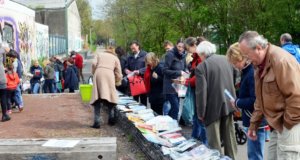 Am Ostersonntag haben Bücherfreunde wieder die Qual der Wahl, wenn Solingens Bookcrosser auf die Korkenziehertrasse einladen. (Archivfoto: © Martina Hörle)