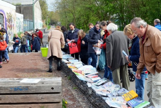 Am Ostersonntag haben Bücherfreunde wieder die Qual der Wahl, wenn Solingens Bookcrosser auf die Korkenziehertrasse einladen. (Archivfoto: © Martina Hörle)