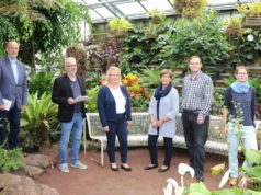 Ziehen bei der Sanierung des Tropenhauses im Botanischen Garten an einem Strang: v.li. Stadtdirektor Hartmut Hoferichter, Norbert Motzfeld (Technische Betriebe), Valeria Luhn, Bärbel Mentzel und Matthias Nitsche von der Stiftung Botanischer Garten sowie Claudia Wackerl vom Stadtdienst Natur und Umwelt. (Foto: © Bastian Glumm)