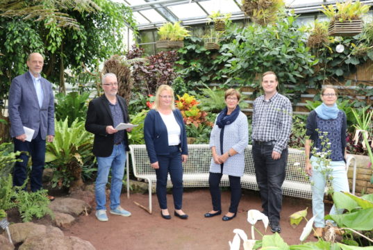 Ziehen bei der Sanierung des Tropenhauses im Botanischen Garten an einem Strang: v.li. Stadtdirektor Hartmut Hoferichter, Norbert Motzfeld (Technische Betriebe), Valeria Luhn, Bärbel Mentzel und Matthias Nitsche von der Stiftung Botanischer Garten sowie Claudia Wackerl vom Stadtdienst Natur und Umwelt. (Foto: © Bastian Glumm)