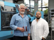 Neuanfang in Solingen: Wie die Firma Borkott aus der Insolvenz kam Geschäftsführer Ömer Ünsal (re.) und Berater Ulrich Plütsch in der Produktion von Borkott Industries in Solingen. Beide begleiten den laufenden Neustart des Unternehmens. (Foto: © Bastian Glumm)