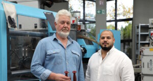 Neuanfang in Solingen: Wie die Firma Borkott aus der Insolvenz kam Geschäftsführer Ömer Ünsal (re.) und Berater Ulrich Plütsch in der Produktion von Borkott Industries in Solingen. Beide begleiten den laufenden Neustart des Unternehmens. (Foto: © Bastian Glumm)
