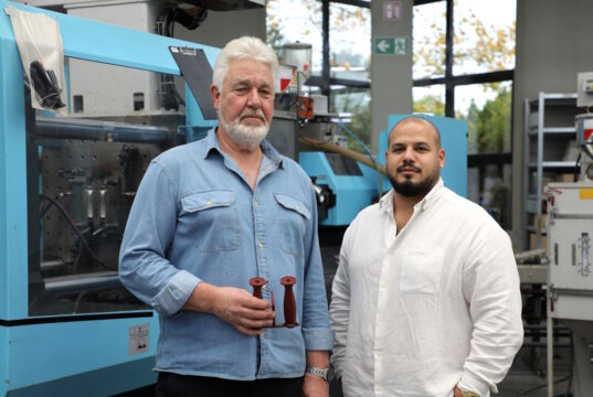 Geschäftsführer Ömer Ünsal (re.) und Berater Ulrich Plütsch in der Produktion von Borkott Industries in Solingen. Beide begleiten den laufenden Neustart des Unternehmens. (Foto: © Bastian Glumm)