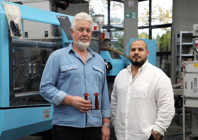 borkott-industries-unternehmen-firma (1) Geschäftsführer Ömer Ünsal (re.) und Berater Ulrich Plütsch in der Produktion von Borkott Industries in Solingen. Beide begleiten den laufenden Neustart des Unternehmens. (Foto: © Bastian Glumm)