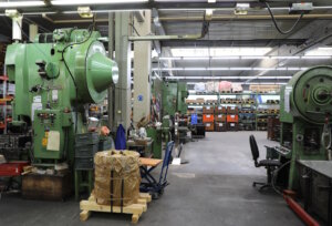 Blick in die Produktionshalle von Borkott Industries: Der Maschinenpark wurde nach der Übernahme umfassend modernisiert und bildet heute das Herzstück des neu aufgestellten Unternehmens. (Foto: © Bastian Glumm)