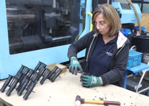 Mitarbeiterin in der Kunststofffertigung von Borkott Industries: Präzision und Handarbeit bleiben trotz modernisierter Prozesse ein wichtiger Teil der Produktion am Standort Solingen. (Foto: © Bastian Glumm)