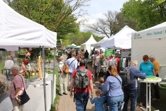 Im Botanischen Garten fand am Wochenende der 12. Botanische Garten- und Blumenmarkt statt, der zahlreiche Besucher anlockte. (Foto: © Bastian Glumm)