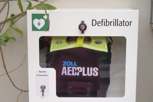 Der Botanische Garten hat einen Defibrillator und einen Notfallkoffer für Ersthelfer angeschafft, um auf medizinische Notfälle vorbereitet zu sein. (Foto: © Botanischer Garten Solingen)