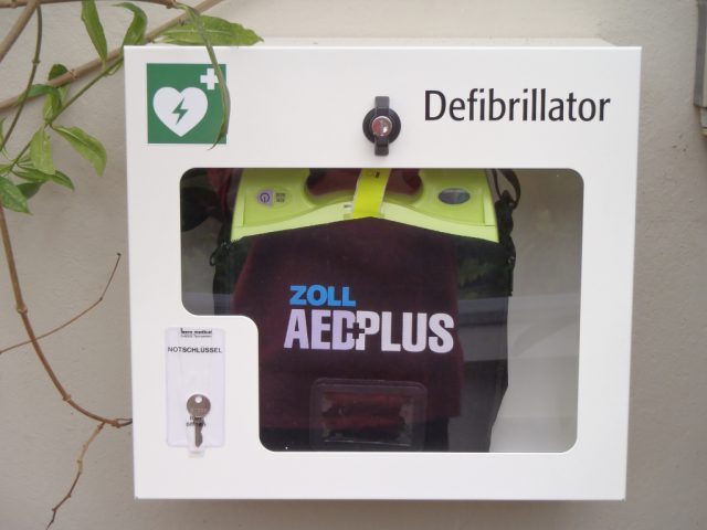 Der Botanische Garten hat einen Defibrillator und einen Notfallkoffer für Ersthelfer angeschafft, um auf medizinische Notfälle vorbereitet zu sein. (Foto: © Botanischer Garten Solingen)