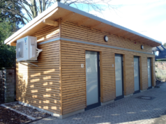 Die neue Toilettenanlage am Haupteingang der Anlage unweit der Straße Vogelsang ist endlich fertig. (Foto: © Stiftung Botanischer Garten Solingen)
