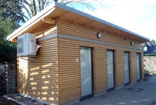 Die neue Toilettenanlage am Haupteingang der Anlage unweit der Straße Vogelsang ist endlich fertig. (Foto: © Stiftung Botanischer Garten Solingen)