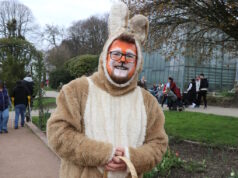 Osterhase Roland Kloska sorgte am Wochenende im Botanischen Garten für strahlende Kinderaugen. (Foto: © Bastian Glumm)