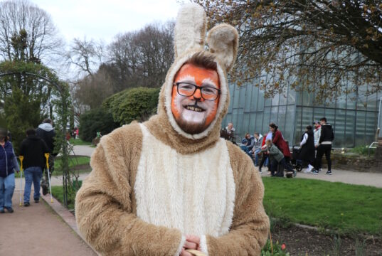 Osterhase Roland Kloska sorgte am Wochenende im Botanischen Garten für strahlende Kinderaugen. (Foto: © Bastian Glumm)