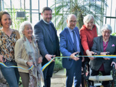 Am Dienstag feierte die Stiftung Botanischer Garten den erfolgreichen Abschluss der Tropenhaus-Sanierung. In einem feierlichen Festakt durchschnitten Gäste aus Wirtschaft und Politik gemeinsam das blau-goldene Band (Foto: © Martina Hörle)