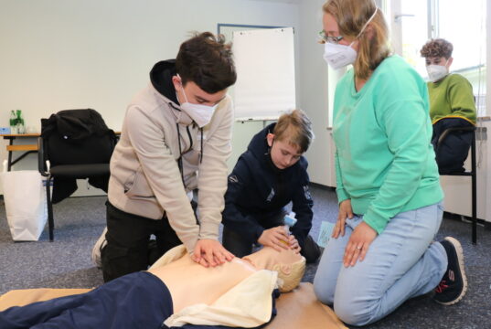 Mit Hilfe einer Reanimationspuppe wurde im Klinikum die Herz-Lungen-Wiederbelebung geübt. (Foto: © Bastian Glumm)