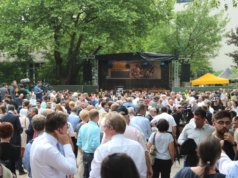 Rund 1.000 Menschen kamen am Dienstagnachmittag zum Mildred-Scheel-Berufskolleg, um der Opfer des Solinger Brandanschlags von vor 25 Jahren zu gedenken. (Foto: © Bastian Glumm)