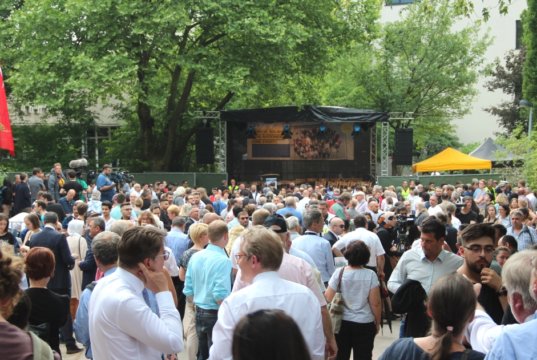 Rund 1.000 Menschen kamen am Dienstagnachmittag zum Mildred-Scheel-Berufskolleg, um der Opfer des Solinger Brandanschlags von vor 25 Jahren zu gedenken. (Foto: © Bastian Glumm)