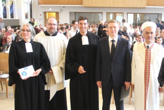 Christliche, jüdische und muslimische Geistliche sprachen am Dienstagabend in der Stadtkirche ein "Gebet der Religionen" und riefen zum Frieden auf. (Foto: © Bastian Glumm)