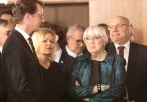 NRW-Ministerpräsident Hendrik Wüst (li.) mit Innenministerin Nancy Faeser und Staatsministerin Claudia Roth (re.). (Foto: © Bastian Glumm)