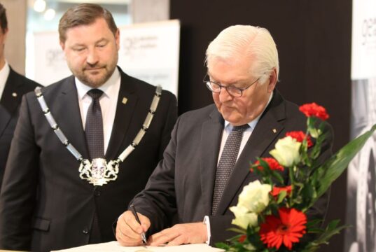 Hochrangige Vertreterinnen und Vertreter von Bund und Land kamen am Montag anlässlich des 30. Jahrestags des Solinger Brandanschlags in die Klingenstadt. Oberbürgermeister Tim Kurzbach (li.) begrüßte unter anderem Bundespräsident Frank-Walter Steinmeier, der sich ins Goldene Buch der Stadt Solingen eintrug. (Foto: © Bastian Glumm)