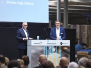 Die beiden Geschäftsführer Stefan Vogelskamp (links) und Jan Coblenz (rechts) begrüßen die Gäste beim Festakt zum 150-jährigen Jubiläum von Brangs + Heinrich in Solingen. (Foto: © Brangs + Heinrich)