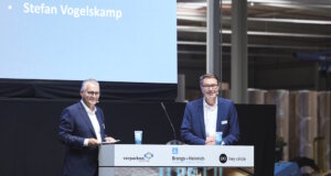 Die beiden Geschäftsführer Stefan Vogelskamp (links) und Jan Coblenz (rechts) begrüßen die Gäste beim Festakt zum 150-jährigen Jubiläum von Brangs + Heinrich in Solingen. (Foto: © Brangs + Heinrich)
