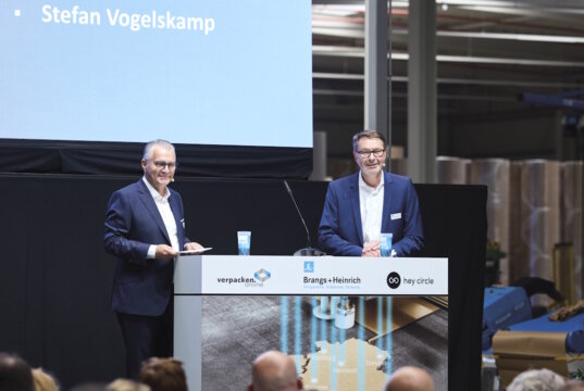Die beiden Geschäftsführer Stefan Vogelskamp (links) und Jan Coblenz (rechts) begrüßen die Gäste beim Festakt zum 150-jährigen Jubiläum von Brangs + Heinrich in Solingen. (Foto: © Brangs + Heinrich)