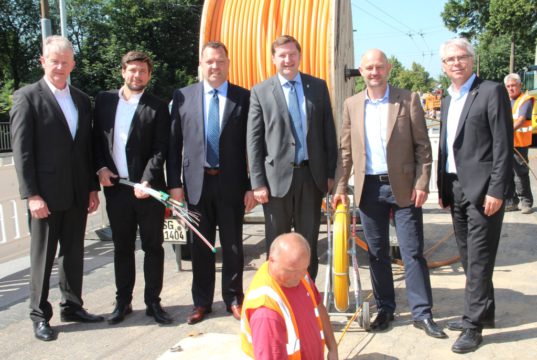 Sind stolz auf den Startschuss für schnelles Internet in der Klingenstadt: v.li. Herbert Schulz und Tobias Ziermann von den Technischen Betrieben Solingen (TBS), Jörg Elsässer von 1 & 1 Versatel, Oberbürgermeister Tim Kurzbach, Frank Balkenhol, Geschäftsführer der Wirtschaftsförderung Solingen und Martin Lutz, Breitband-Beauftragter der Stadt Solingen. (Foto: © B. Glumm)