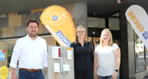 Wollen die "weißen Flecken" auf der Breitbandkarte in Solingen tilgen: v.li. Alexander Osterhold (Breitbandkoordinator Stadt Solingen) mit Lisa Ottenhues und Nicole Baumeister von der Firma epcan. (Foto: © Bastian Glumm)