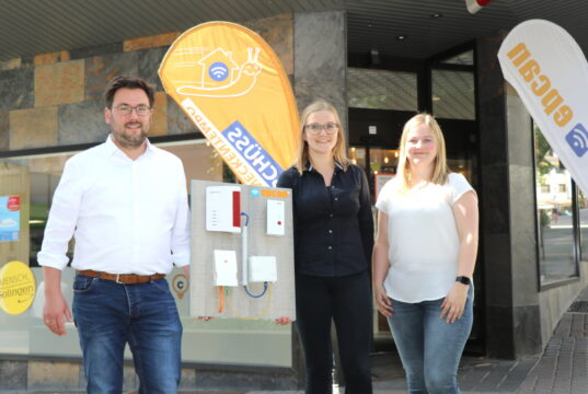 Wollen die "weißen Flecken" auf der Breitbandkarte in Solingen tilgen: v.li. Alexander Osterhold (Breitbandkoordinator Stadt Solingen) mit Lisa Ottenhues und Nicole Baumeister von der Firma epcan. (Foto: © Bastian Glumm)