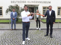Arbeiten in Sachen Breitbandausbau in Solingen eng zusammen: v.li. Alexander Osterhold (Breitbandkoordinator Stadt Solingen), Nils Waning und Lisa Ottenhues von epcan mit Oberbürgermeister Tim Kurzbach. (Foto: © Bastian Glumm)