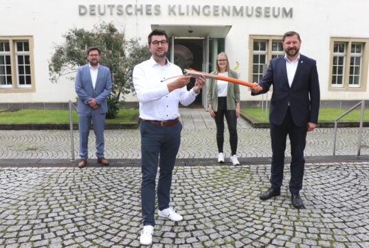 Arbeiten in Sachen Breitbandausbau in Solingen eng zusammen: v.li. Alexander Osterhold (Breitbandkoordinator Stadt Solingen), Nils Waning und Lisa Ottenhues von epcan mit Oberbürgermeister Tim Kurzbach. (Foto: © Bastian Glumm)