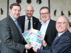 Wollen in Solingen das Glasfasernetz und die digitale Infrastruktur ausbauen: v.li. Oberbürgermeister Tim Kurzbach, Frank Balkenhol (Wirtschaftsförderung), Martin Berchtenbreiter (1&1 Versatel) und Martin Wegner (TBS). (Foto: © B. Glumm)