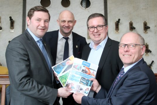 Wollen in Solingen das Glasfasernetz und die digitale Infrastruktur ausbauen: v.li. Oberbürgermeister Tim Kurzbach, Frank Balkenhol (Wirtschaftsförderung), Martin Berchtenbreiter (1&1 Versatel) und Martin Wegner (TBS). (Foto: © B. Glumm)