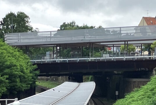 An der Brücke Bismarckstraße am Bahnhof Mitte finden von Sonntag, 22. Juni, bis voraussichtlich Donnerstag, 26. Juni, Brückenbauarbeiten statt. (Foto: © Stadt Solingen)