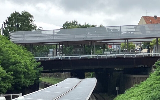 bruecke-bismarckstrasse-mitte-bahnhaltepunkt An der Brücke Bismarckstraße am Bahnhof Mitte finden von Sonntag, 22. Juni, bis voraussichtlich Donnerstag, 26. Juni, Brückenbauarbeiten statt. (Foto: © Stadt Solingen)