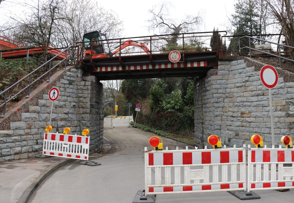 Die Brücke der Korkenziehertrasse, die in Gräfrath über die Gartenstraße führt, wird erneuert. (Foto: © Bastian Glumm)
