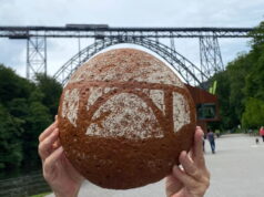 Die Bäckerei Stöcker verkauft ihr Brückenbrot zugunsten der Teams, die auf der Six Bridges Rally für Friedensdorf-Kinder sammeln. (Foto: © Uli Preuss)