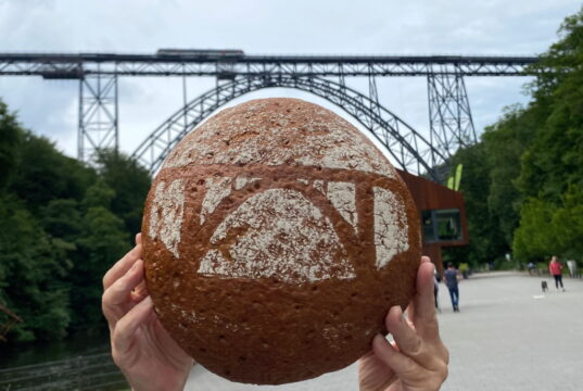 Die Bäckerei Stöcker verkauft ihr Brückenbrot zugunsten der Teams, die auf der Six Bridges Rally für Friedensdorf-Kinder sammeln. (Foto: © Uli Preuss)