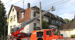 Am Donnerstag geriet aus bislang ungeklärter Ursache um kurz vor 12.00 Uhr der Dachstuhl eines Mehrfamilienhauses an der Brühler Straße in Mitte in Brand. (Foto: © Das SolingenMagazin)