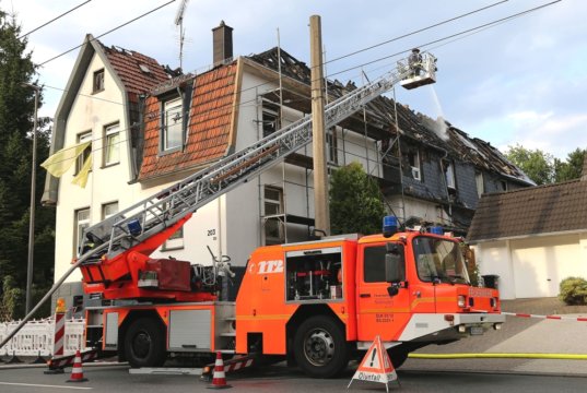 Am Donnerstag geriet aus bislang ungeklärter Ursache um kurz vor 12.00 Uhr der Dachstuhl eines Mehrfamilienhauses an der Brühler Straße in Mitte in Brand. (Foto: © Das SolingenMagazin)