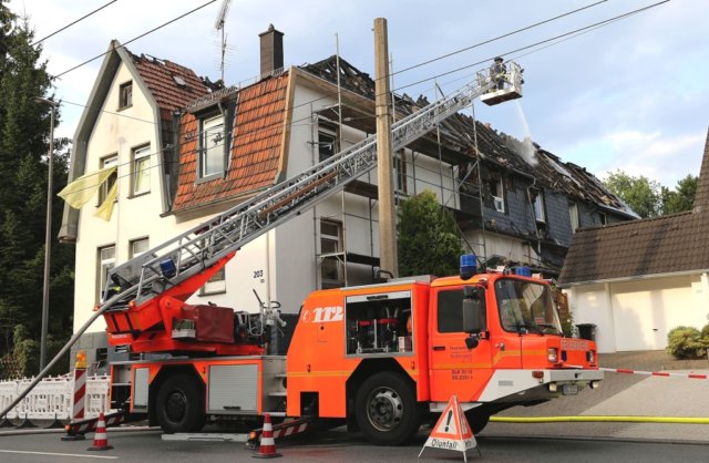 Am Donnerstag geriet aus bislang ungeklärter Ursache um kurz vor 12.00 Uhr der Dachstuhl eines Mehrfamilienhauses an der Brühler Straße in Mitte in Brand. (Foto: © Das SolingenMagazin)