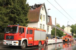 Das Wohnhaus ist derzeit Zeit nicht bewohnbar, es besteht Einsturzgefahr. Die Feuerwehr war zeitweise mit 60 Einsatzkräften vor Ort. (Foto: © Das SolingenMagazin)