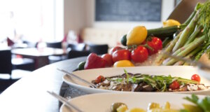 Frische Zutaten und wechselnde Spezialitäten gehören zum festen Bestandteil des Sonntagsbrunchs im Café Florian. (Foto: © Gräfrather Hof)