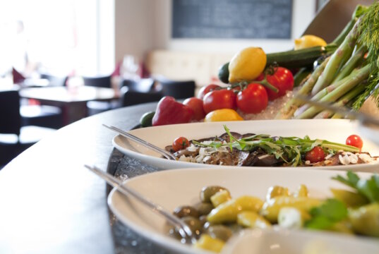 Frische Zutaten und wechselnde Spezialitäten gehören zum festen Bestandteil des Sonntagsbrunchs im Café Florian. (Foto: © Gräfrather Hof)