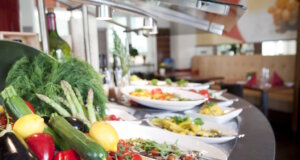 Frische Zutaten und wechselnde Spezialitäten gehören zum festen Bestandteil des Sonntagsbrunchs im Café Florian. (Foto: © Gräfrather Hof)