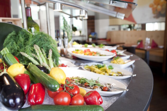 brunch-cafe-florian-graefrather-hof (2) Frische Zutaten und wechselnde Spezialitäten gehören zum festen Bestandteil des Sonntagsbrunchs im Café Florian. (Foto: © Gräfrather Hof)